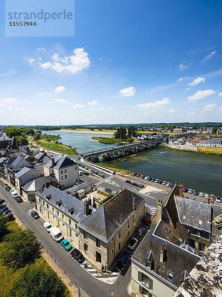Frankreich  Amboise  Blick auf die Altstadt mit Loire und Pont du Marechal Leclerc im Hintergrund