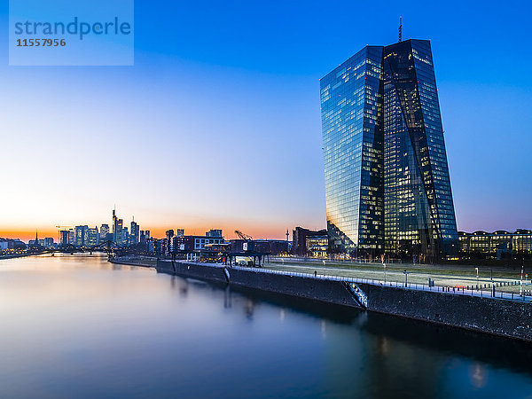 Deutschland  Frankfurt  Europäische Zentralbank und Skyline im Hintergrund bei Sonnenuntergang