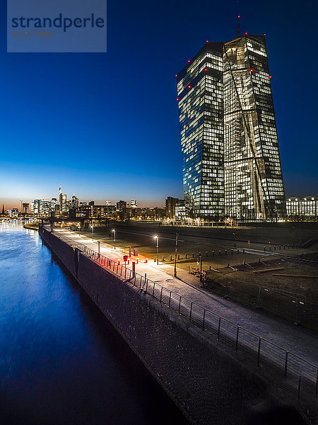 Deutschland  Frankfurt  beleuchtete Europäische Zentralbank und Skyline im Hintergrund bei Sonnenuntergang