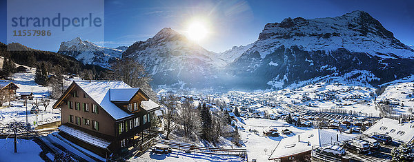 Schweiz  Kanton Bern  Grindelwald  Stadtbild im Winter bei Sonnenaufgang mit Maettenberg  Mittelhorn und Wetterhorn