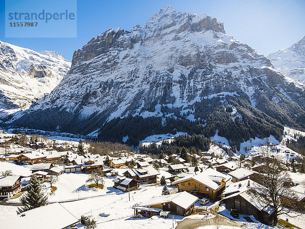 Schweiz  Kanton Bern  Grindelwald  Stadtbild im Winter bei Sonnenaufgang mit Mittelhorn