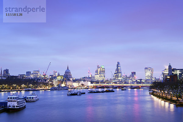 UK  London  Skyline mit Themse im Morgengrauen
