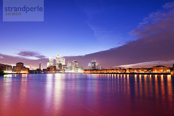UK  London  Skyline mit Canary Wharf Wolkenkratzern im Morgengrauen
