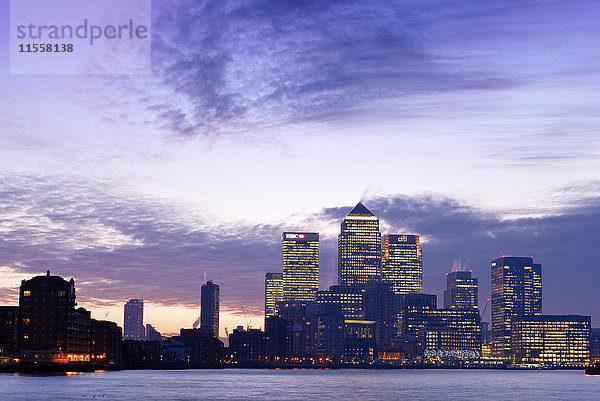 UK  London  Skyline mit Canary Wharf Wolkenkratzern im Morgengrauen