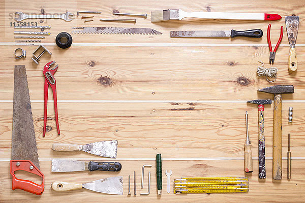 Verschiedene Werkzeuge auf Holz