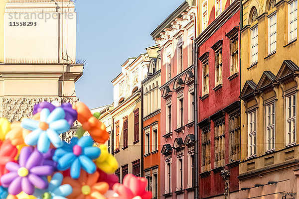 Polen  Krakau  Altstadt  Hauptplatz  Stadthäuser und Blumenballons