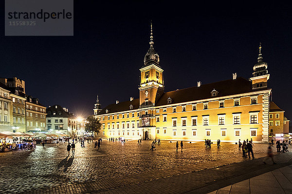 Polen  Warschau  Königliches Schloss mit Burgplatz bei Nacht