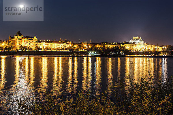 Tschechien  Prag  Blick auf das Nationaltheater mit Moldau im Vordergrund bei Nacht
