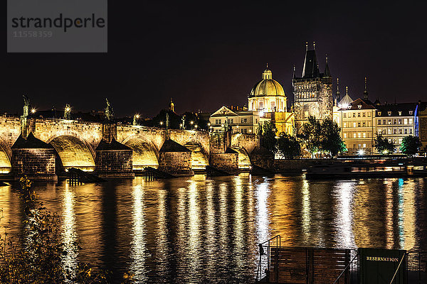 Tschechien  Prag  Blick auf beleuchtete Karlsbrücke und Altstadtbrückenturm bei Nacht