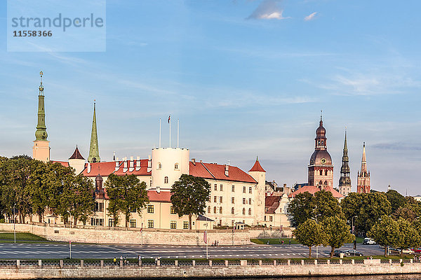 Lettland  Riga  Stadtbild mit Burg und Kirchen