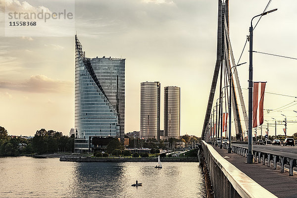 Lettland  Riga  Vansu-Brücke über den Daugava-Fluss  Z-Türme und Saules Akmens Wolkenkratzer