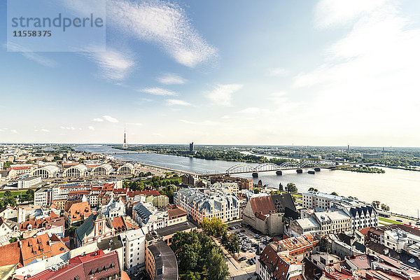 Lettland  Riga  Stadtbild mit Altstadt und Brücken über die Daugava