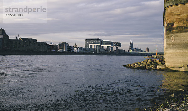 Deutschland  Köln  Blick auf Kranhäuser im Rheinhafen und Kölner Dom im Hintergrund