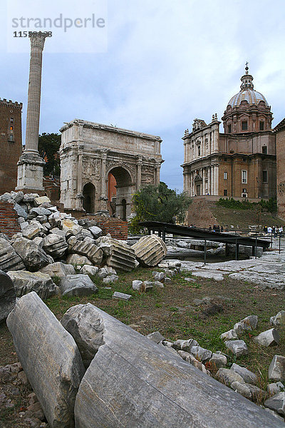 Italien  Rom  Tempel von Vespasian und Titus und Kirche Santi Luca e Martina im Forum Romanum