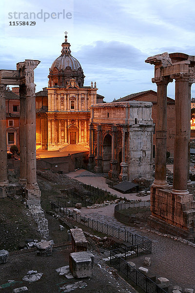 Italien  Rom  Tempel von Vespasian und Titus und Kirche Santi Luca e Martina im Forum Romanum