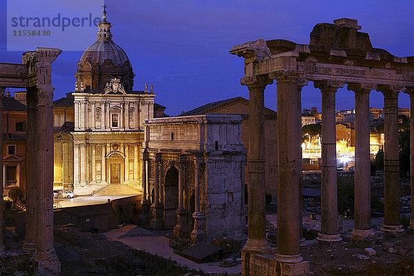 Italien  Rom  Tempel von Vespasian und Titus und Kirche von Santi Luca e Martina im Forum Romanum bei Nacht