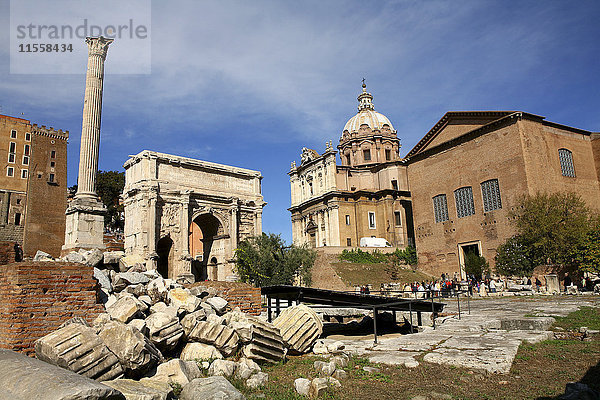 Italien  Rom  Tempel von Vespasian und Titus und Kirche Santi Luca e Martina im Forum Romanum