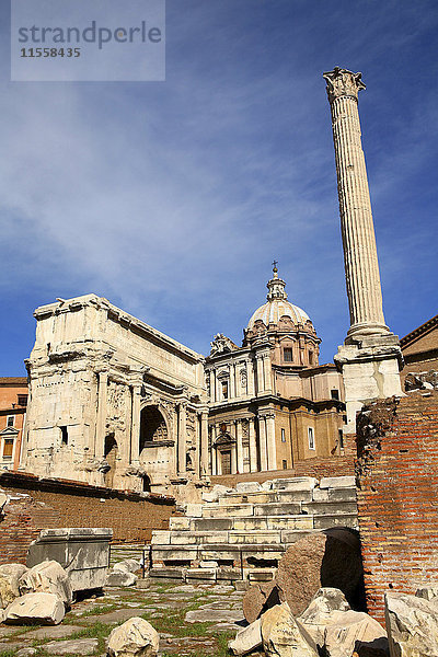 Italien  Rom  Tempel von Vespasian und Titus und Kirche Santi Luca e Martina im Forum Romanum