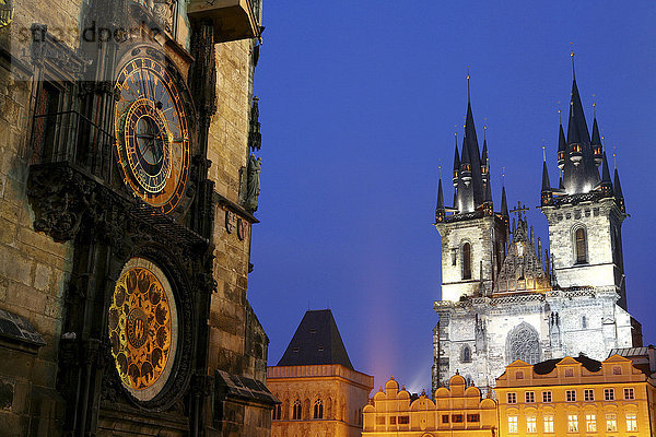 Tschechien  Prag  Teil des Rathauses mit astronomischer Uhr und Frauenkirche vor Tyn in der Abenddämmerung