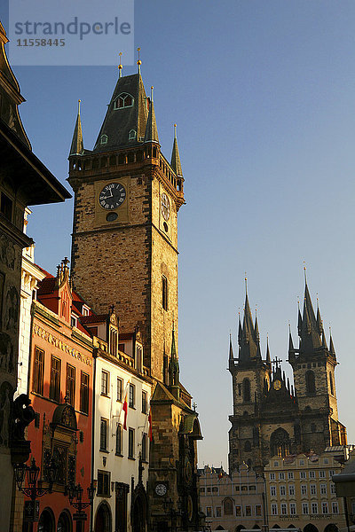 Tschechien  Prag  Rathaus und Frauenkirche vor Tyn in der Abenddämmerung