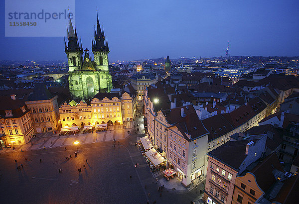 Tschechien  Prag  Altstädter Ring und beleuchtete Frauenkirche vor Tyn in der Abenddämmerung von oben gesehen