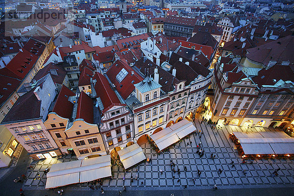 Tschechien  Prag  Stadtbild mit Altstadtplatz in der Abenddämmerung