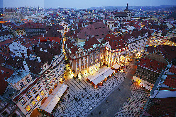 Tschechien  Prag  Stadtbild mit Altstadtplatz in der Abenddämmerung