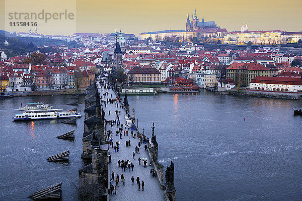Tschechien  Prag  Stadtbild mit Karlsbrücke in der Abenddämmerung von oben gesehen