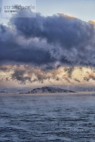 Arktischer Ozean  Wolken über der Barentssee