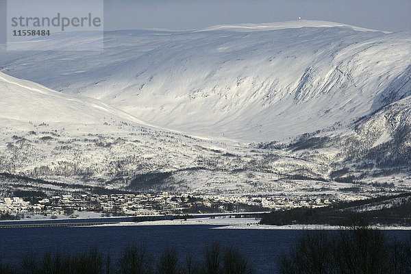 Norwegen  Troms  Küstenlandschaft im Winter