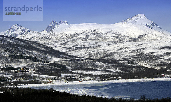 Norwegen  Troms  Küstenlandschaft im Winter