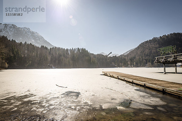 Deutschland  Oberstdorf  gefrorener Freibergsee