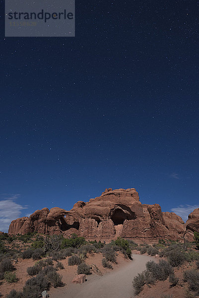 USA  Utah  Arches Nationalpark  Doppelbogenwanderweg bei Nacht