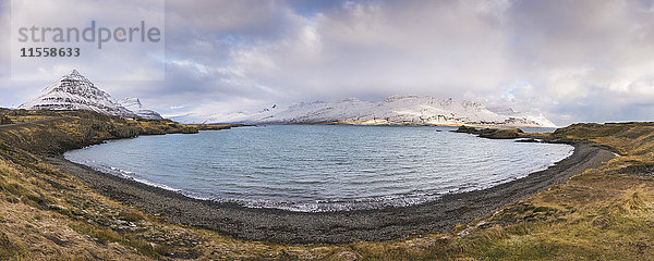 Island  Landschaft mit Berg und See