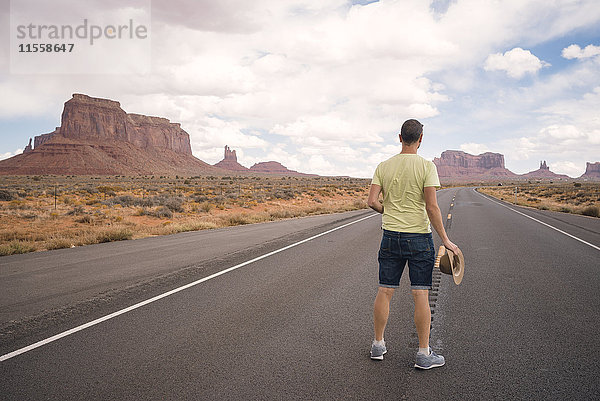USA  Utah  Monument Valley  Mann auf der Straße stehend