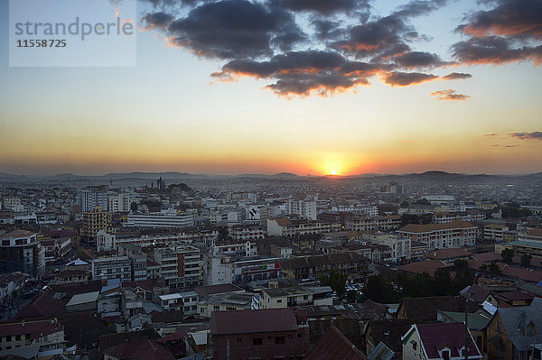 Madagaskar  Antanananarivo  Stadtbild bei Sonnenuntergang
