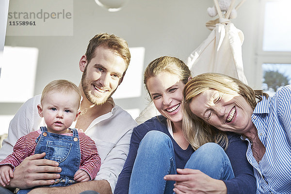 Porträt einer glücklichen Familie mit einem kleinen Mädchen zu Hause