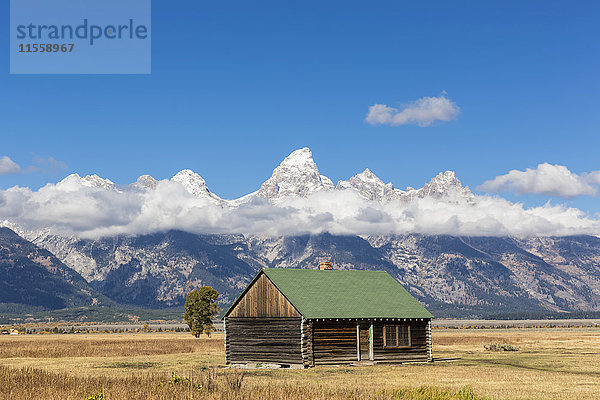 USA  Wyoming  Grand Teton National Park  Jackson Hole  Blockhütte mit Cathedral Group