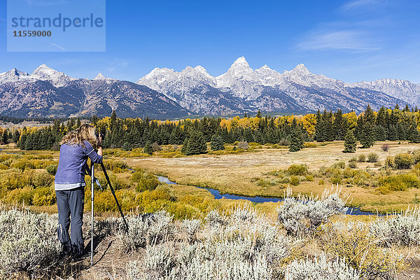 USA  Wyoming  Rocky Mountains  Grand Teton National Park  Snake River  Cathedral Group  Frau fotografiert Teton Range