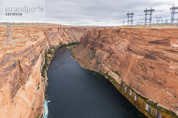 USA  Arizona  Colorado River  Lake Powell  Glen Canyon Dam  Raftingboote und Strommasten