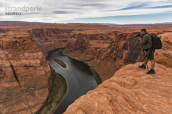 USA  Arizona  Page  Colorado River  Glen Canyon National Recreation Area  Mann beim Fotografieren am Horseshoe Bend