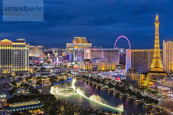 USA  Nevada  Las Vegas  Strip  Brunnen  Hotels und Eiffelturm zur blauen Stunde