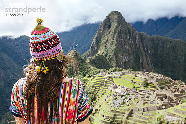 Peru  Region Machu Picchu  Reisende mit Blick auf Machu Picchu Zitadelle und Huayna Berg