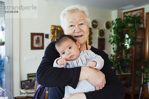 Porträt der lächelnden Urgroßmutter mit Baby