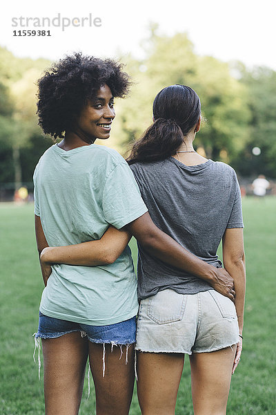 Zwei Frauen Arm in Arm in Arm in einem Park