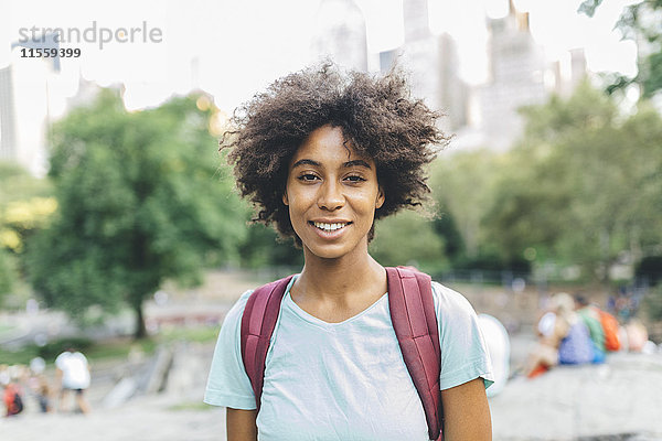 USA  Manhattan  Portrait einer lächelnden jungen Frau im Central Park