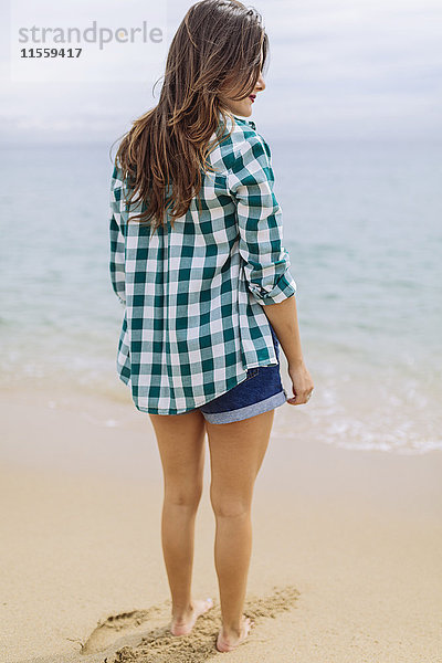 Junge Frau genießt den Strand