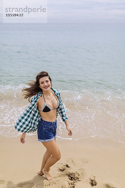 Junge Frau genießt den Strand