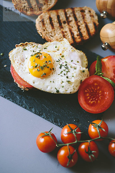 Frühstück mit Eiern  Tosst und Tomaten