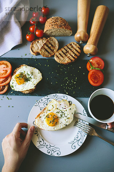 Frühstück mit Eiern  Kaffee und Tomaten